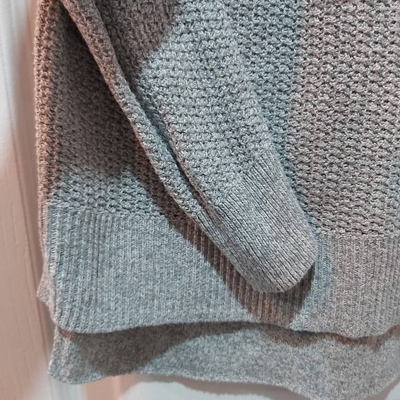 Old Navy textured crew-neck sweater, XS- Mexium fit, lightweight ♥ - Picture 5 of 7
